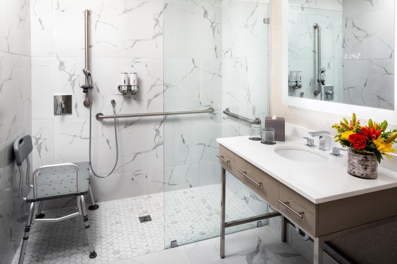 Posh Luxury Suite Roll Shower