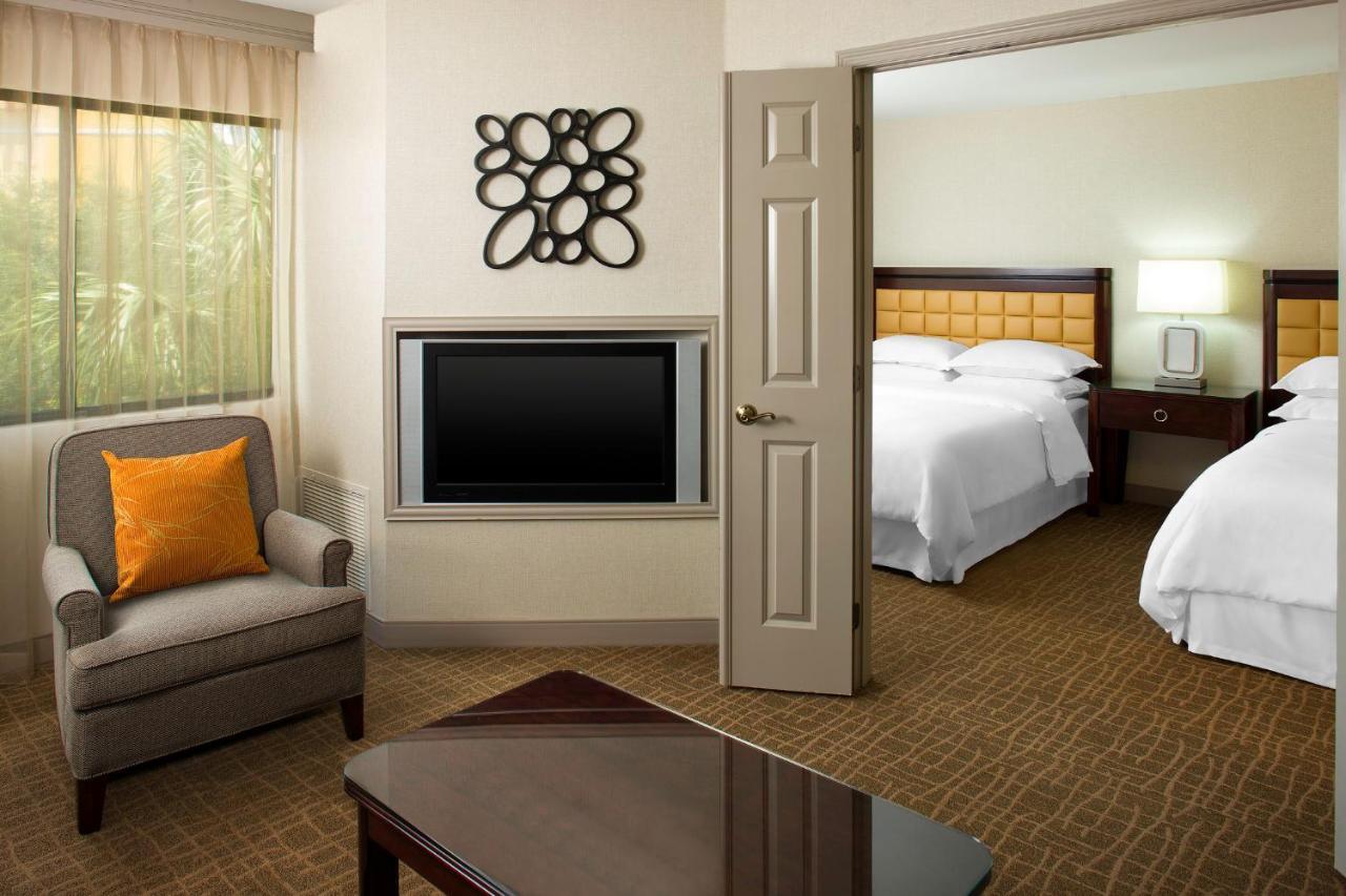 1 Bedroom Suite 2 Queen Sofa bed