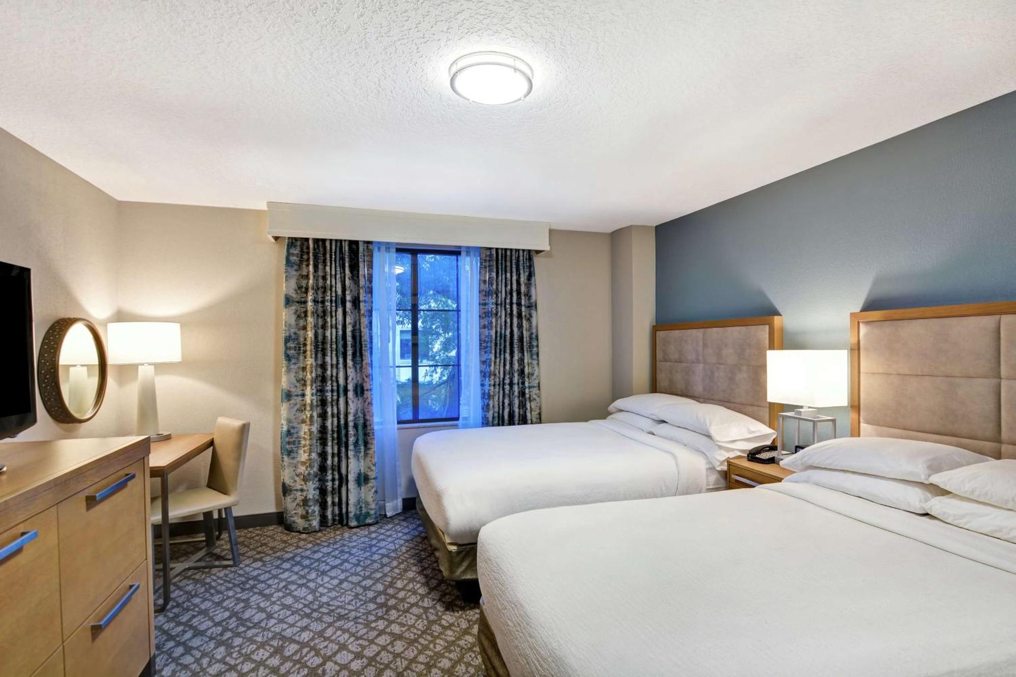 Corner Suite Two Double Beds Non-Smoking