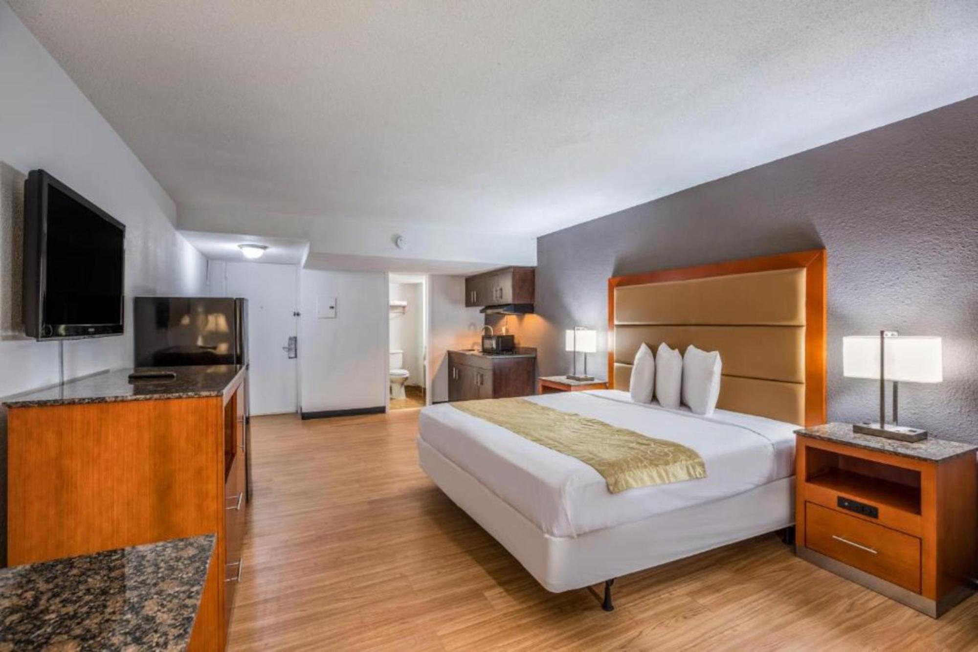 King Bed with Kitchenette Non-Smoking