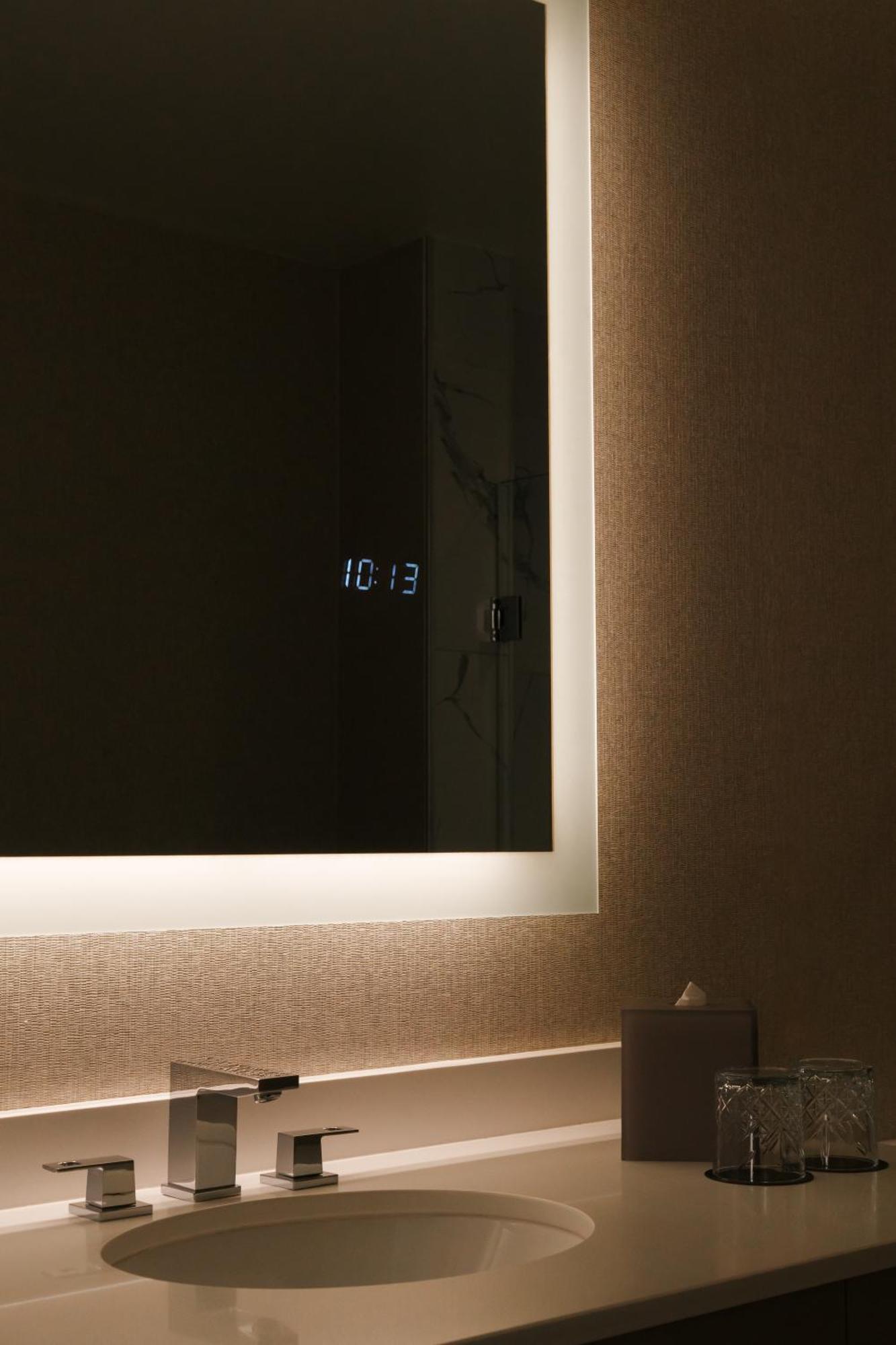 Posh Luxury Suite Roll Shower