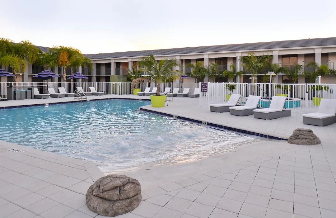 Clarion Inn & Suites Across From Universal Orlando Resort-1